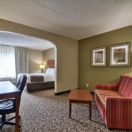 Clarion Inn & Suites - University Area Cortland Bagian luar foto