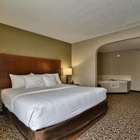 Clarion Inn & Suites - University Area Cortland Bagian luar foto