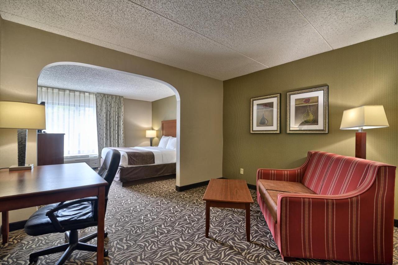 Clarion Inn & Suites - University Area Cortland Bagian luar foto