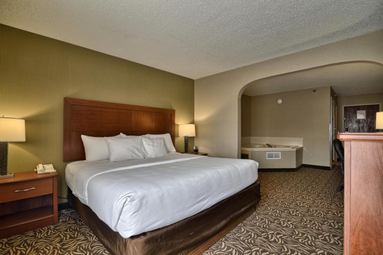 Clarion Inn & Suites - University Area Cortland Bagian luar foto