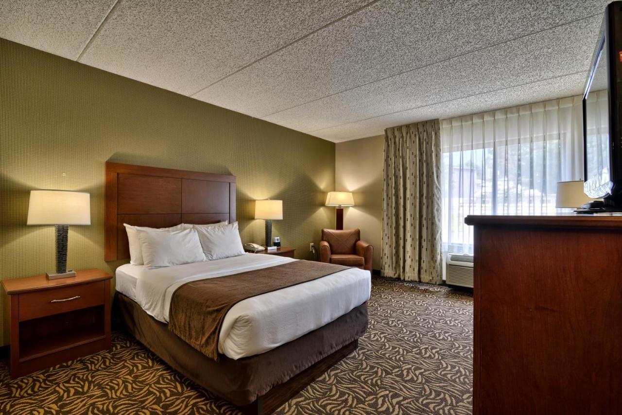 Clarion Inn & Suites - University Area Cortland Bagian luar foto