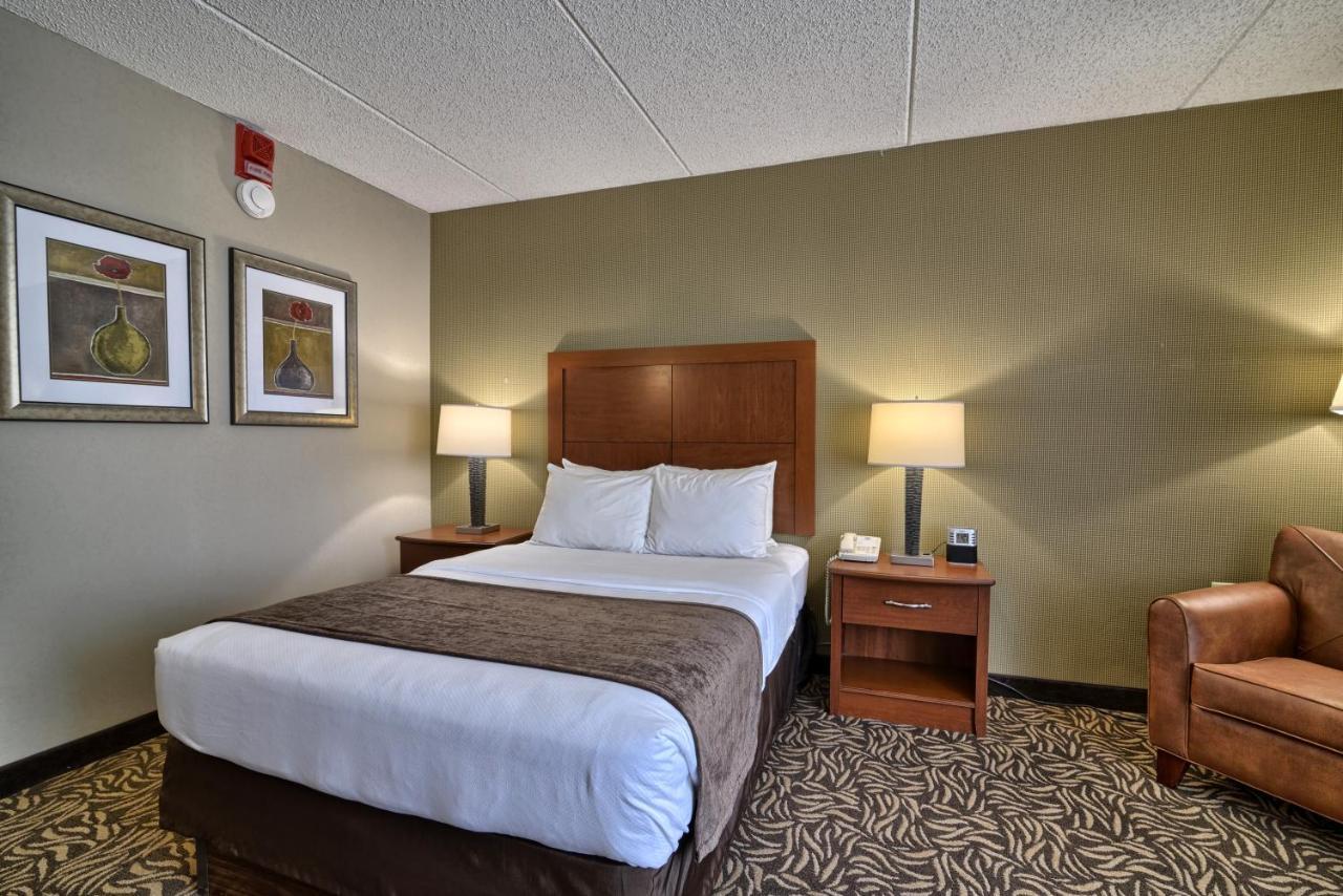 Clarion Inn & Suites - University Area Cortland Bagian luar foto