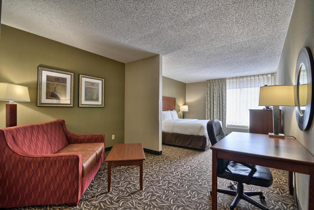 Clarion Inn & Suites - University Area Cortland Bagian luar foto