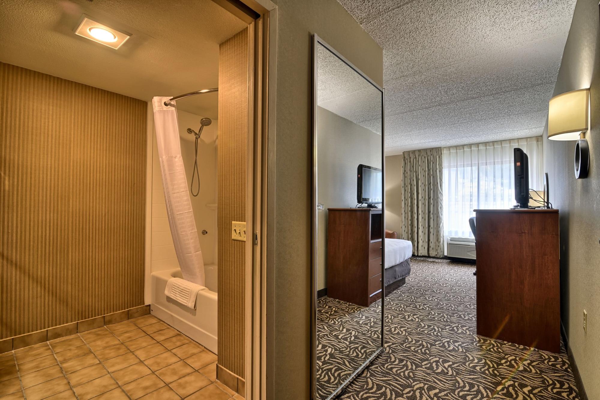 Clarion Inn & Suites - University Area Cortland Bagian luar foto