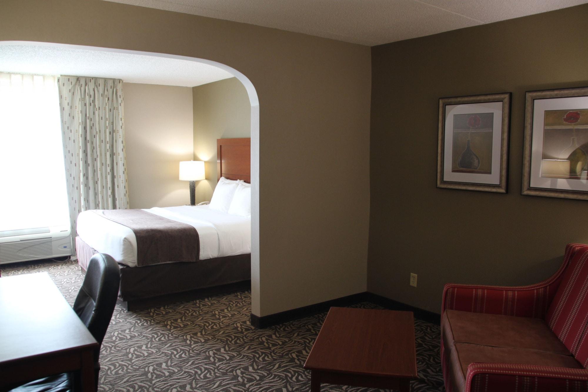 Clarion Inn & Suites - University Area Cortland Bagian luar foto