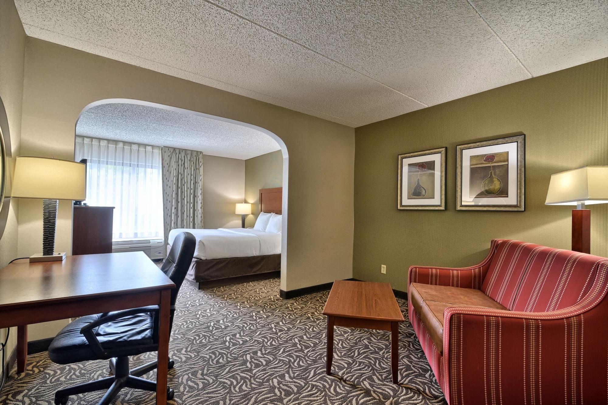 Clarion Inn & Suites - University Area Cortland Bagian luar foto