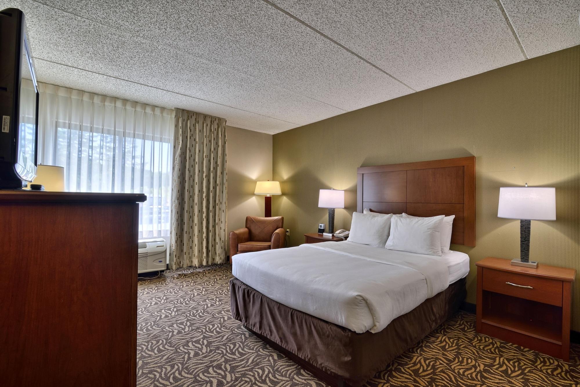 Clarion Inn & Suites - University Area Cortland Bagian luar foto