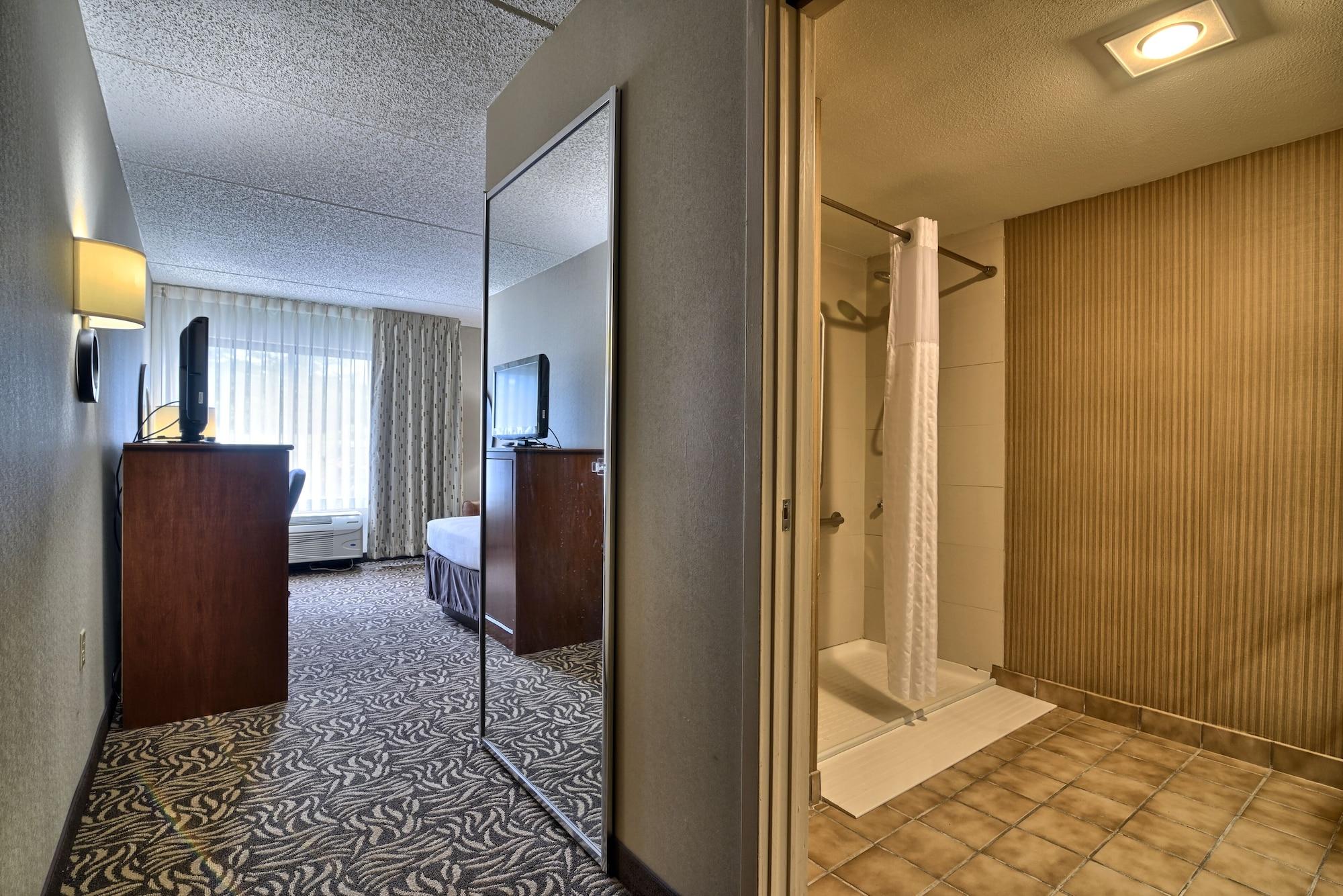 Clarion Inn & Suites - University Area Cortland Bagian luar foto