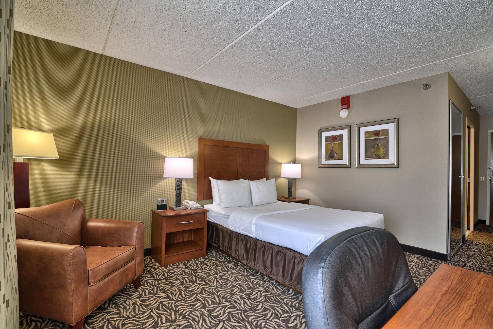 Clarion Inn & Suites - University Area Cortland Bagian luar foto