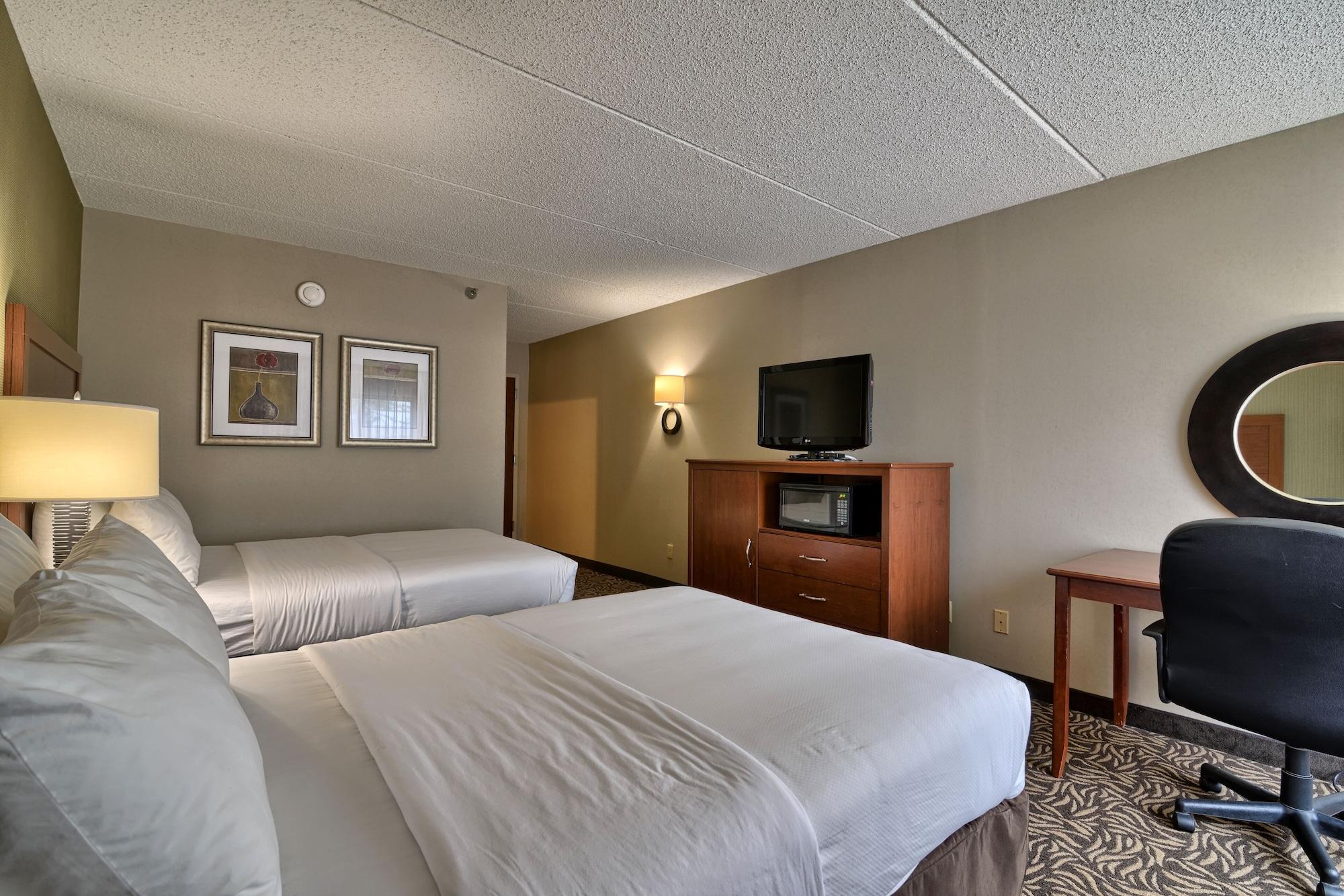 Clarion Inn & Suites - University Area Cortland Bagian luar foto