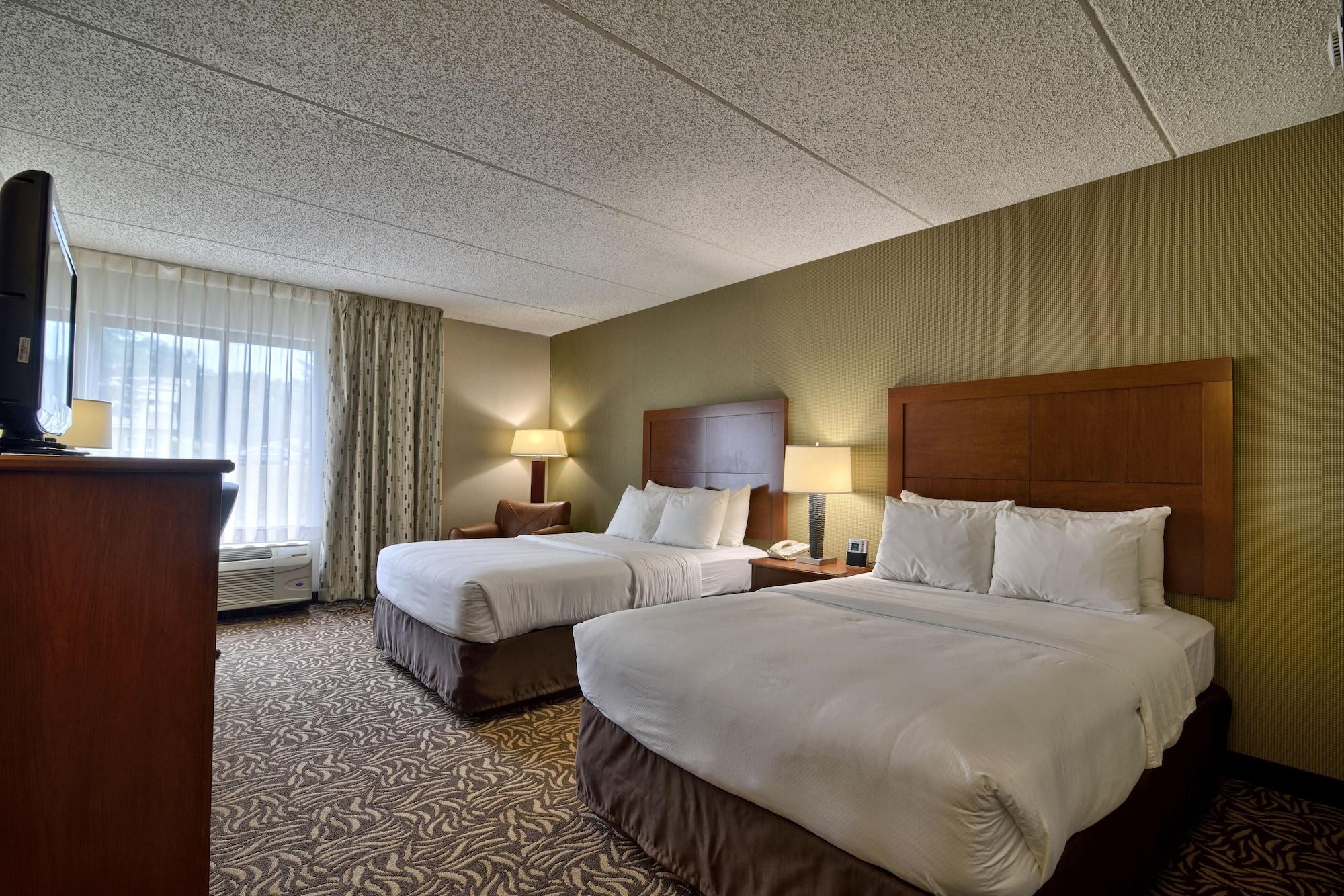 Clarion Inn & Suites - University Area Cortland Bagian luar foto