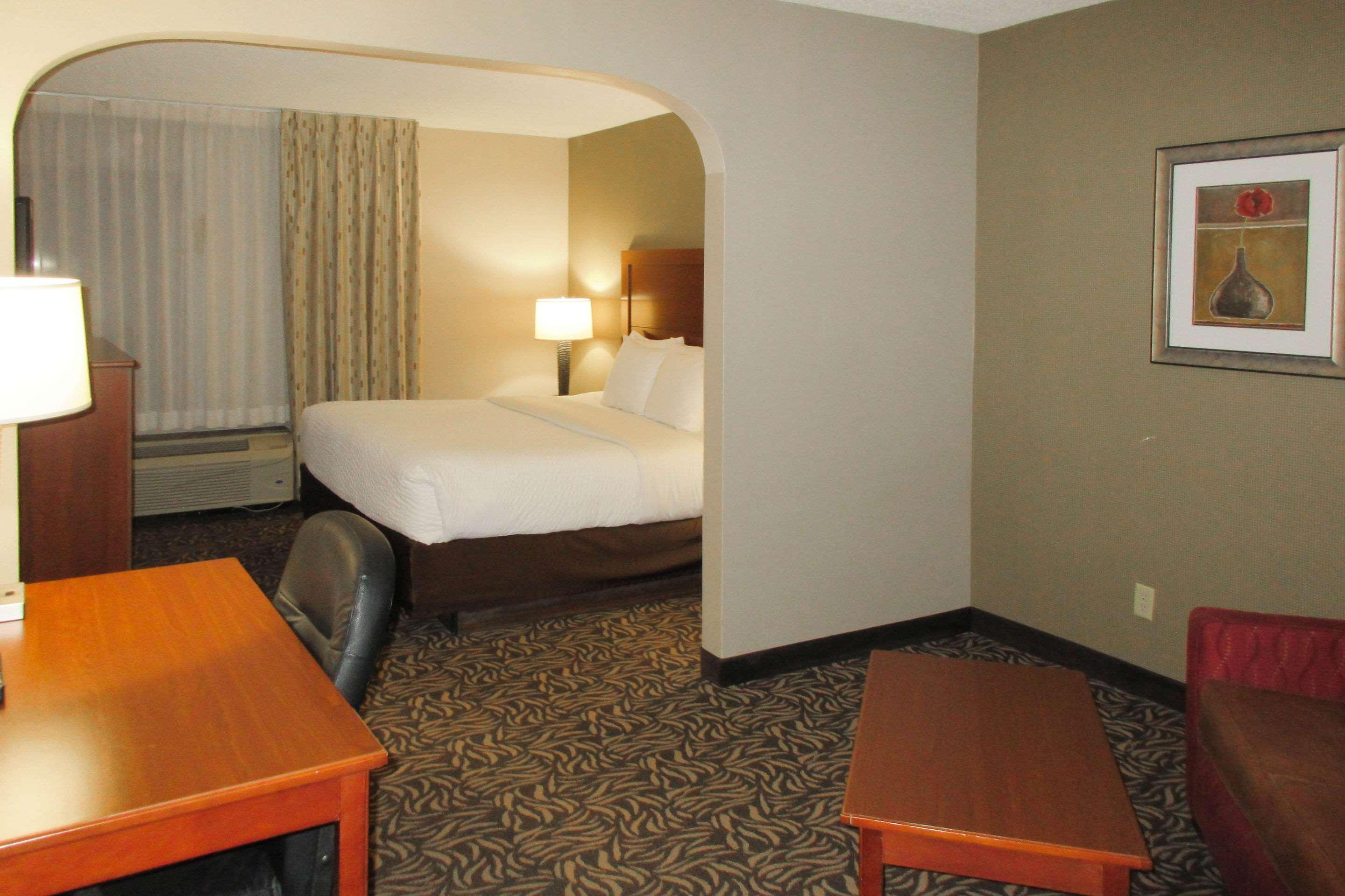 Clarion Inn & Suites - University Area Cortland Bagian luar foto