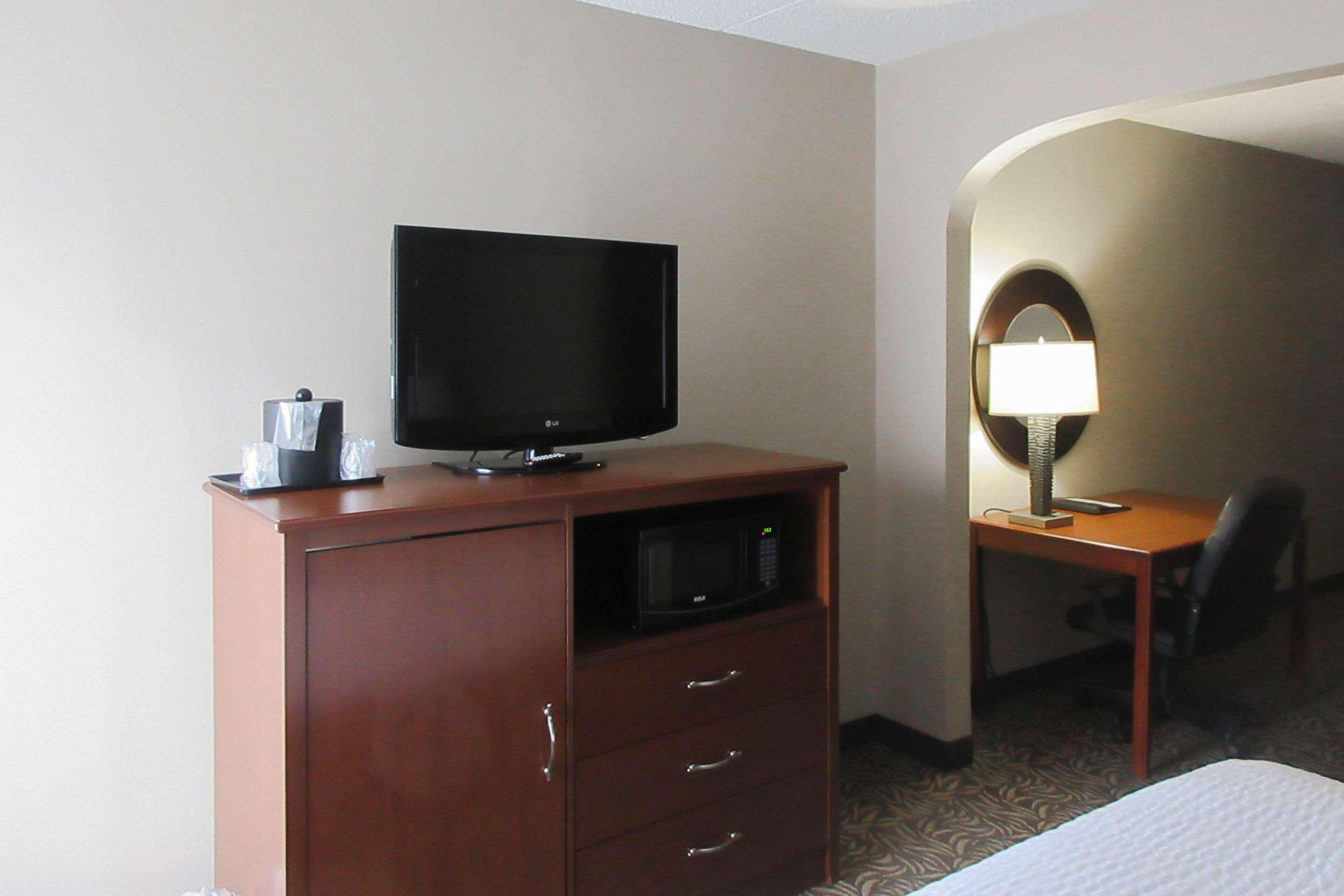 Clarion Inn & Suites - University Area Cortland Bagian luar foto