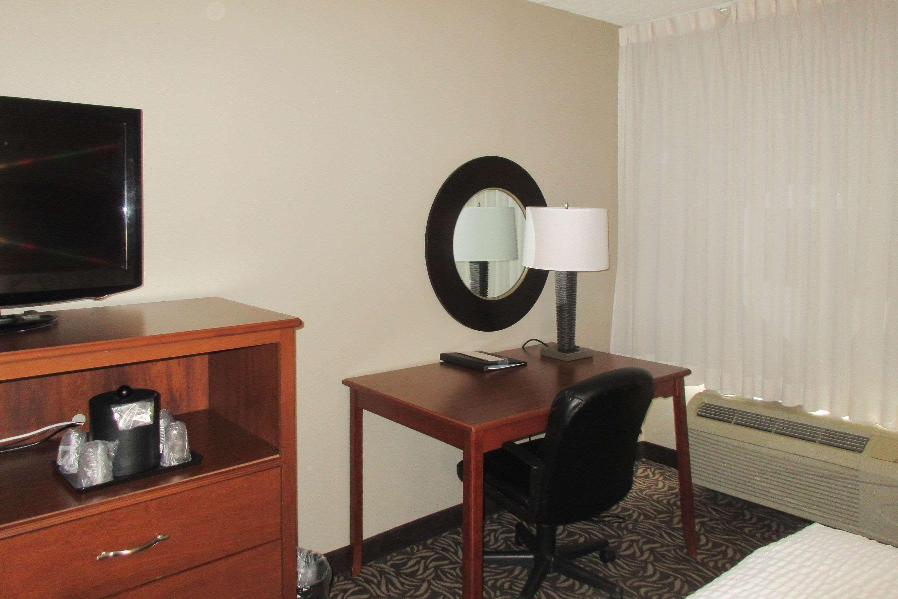 Clarion Inn & Suites - University Area Cortland Bagian luar foto