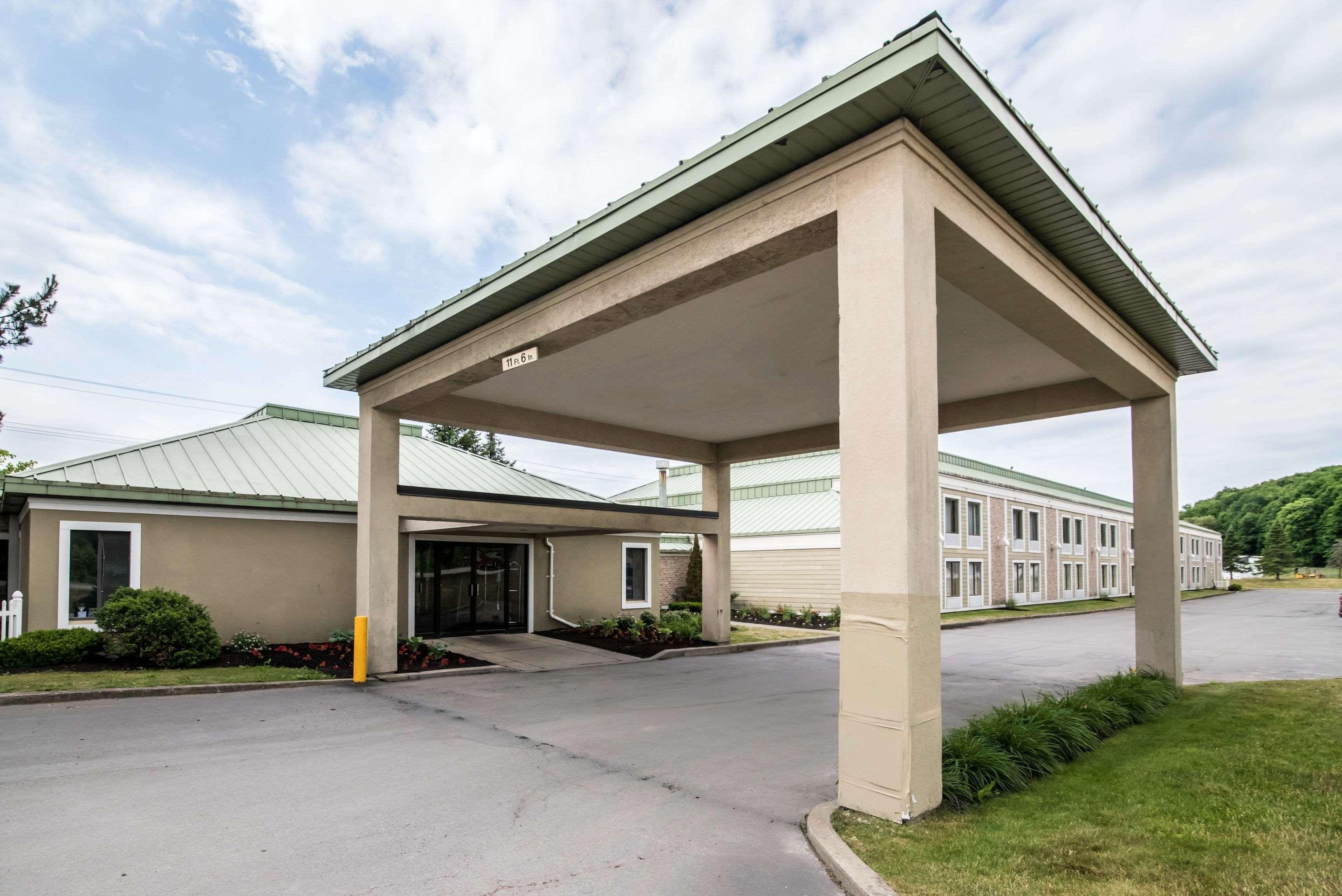 Clarion Inn & Suites - University Area Cortland Bagian luar foto