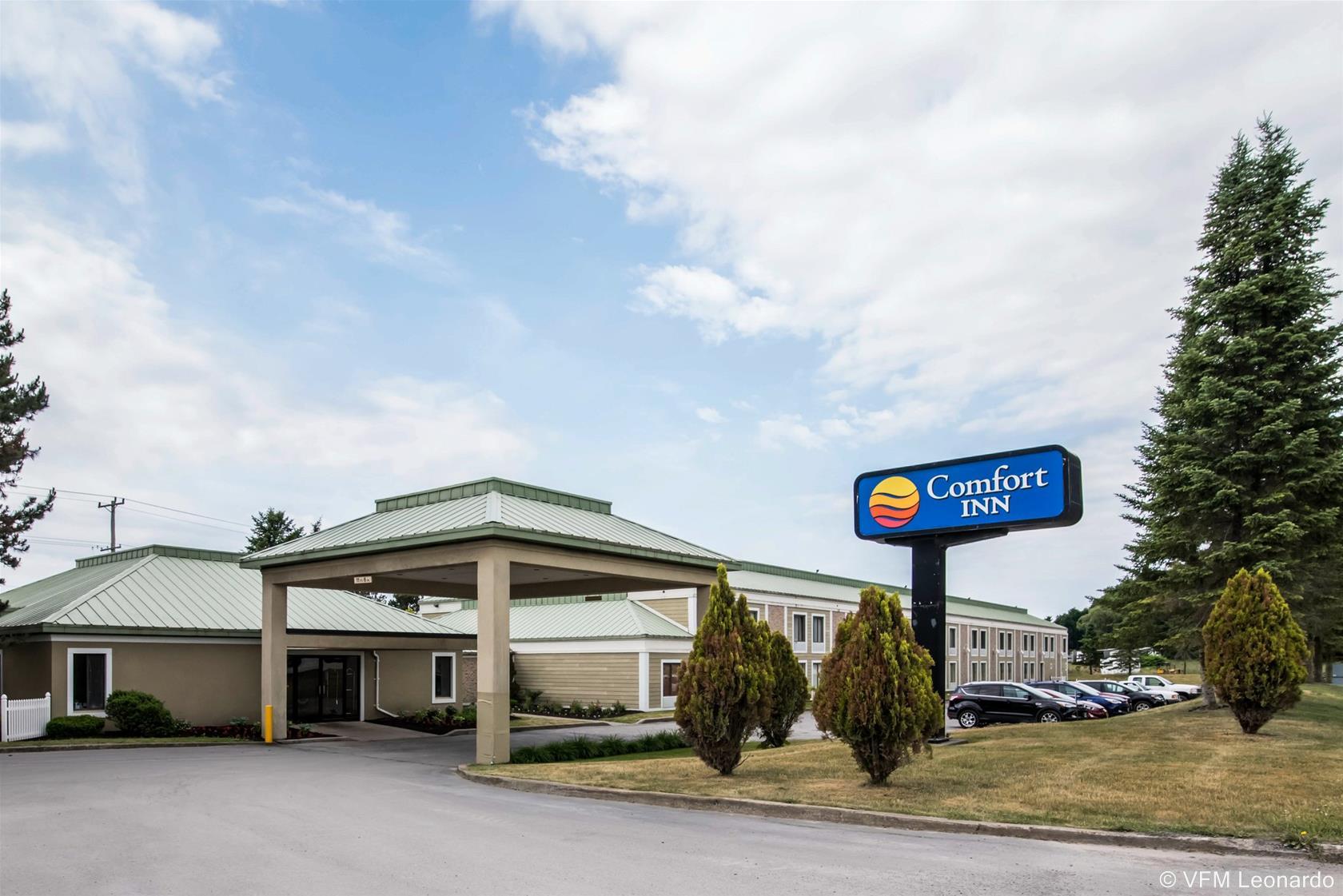 Clarion Inn & Suites - University Area Cortland Bagian luar foto