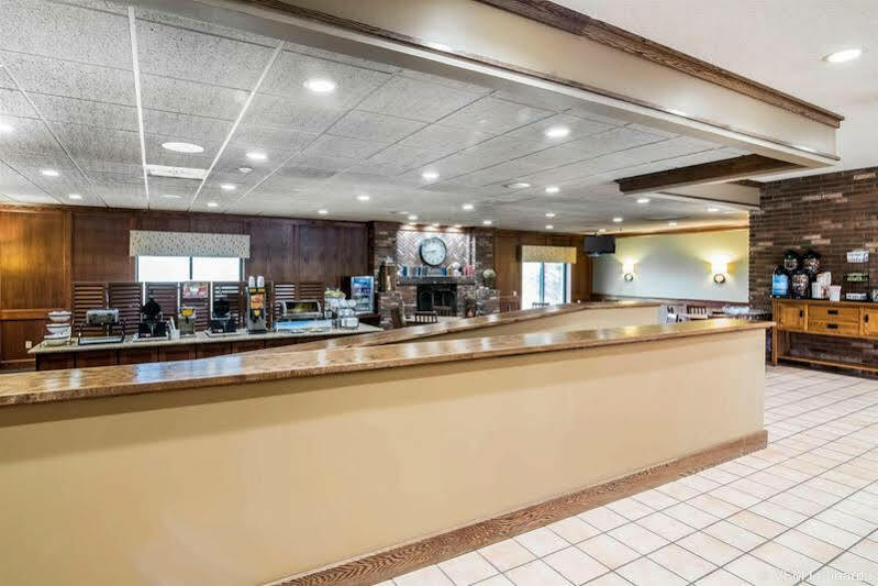 Clarion Inn & Suites - University Area Cortland Bagian luar foto