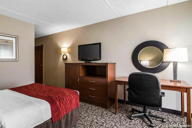 Clarion Inn & Suites - University Area Cortland Bagian luar foto