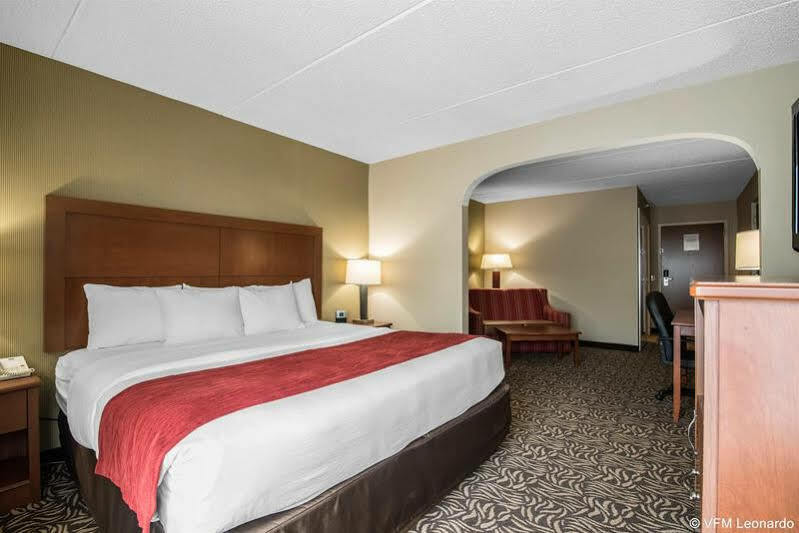 Clarion Inn & Suites - University Area Cortland Bagian luar foto